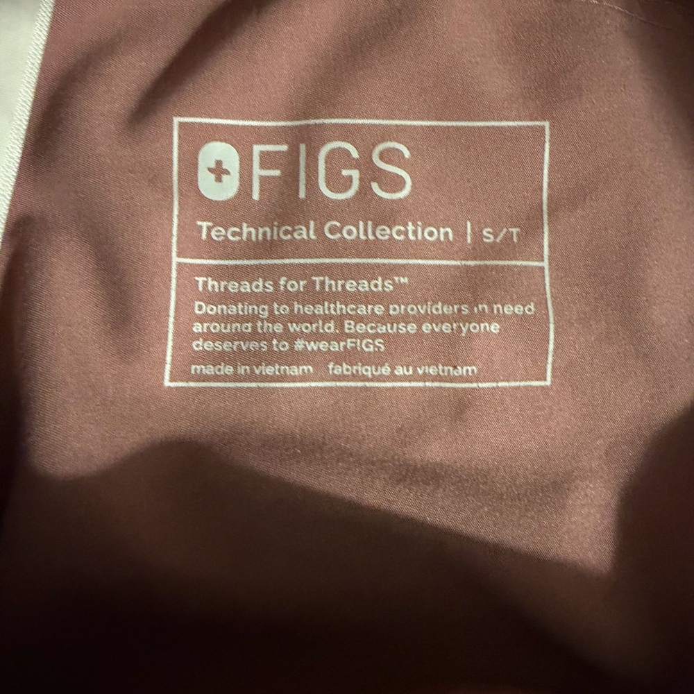 Figs Scrubs Women's Kade Cargo Pants in Mauve - Picture 7 of 7